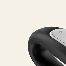 Charger l'image dans la galerie, Notre Double Fun stimule puissamment les deux partenaires pendant les rapports sexuels. La forme en U s’adapte à l’intérieur et à l’extérieur, assurant une sensation sensuelle pour le clitoris, le point G et le pénis. Grâce à l’App, ce sextoy de haute technologie est amélioré par les commandes à distance et bien plus encore !