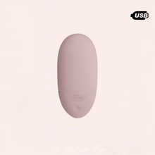 Charger l'image dans la galerie, Ce stimulateur clitoridien vibrant est en forme de galet, il sera parfait à prendre en main pour pouvoir le positionner partout sur votre corps.