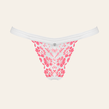 Charger l'image dans la galerie, Ce joli string élastique en dentelle de la collection Bloomys est agrémenté d'un médaillon de couleur argenté avec le logo de la marque.