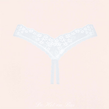 Charger l'image dans la galerie, Le string en dentelle blanche de la marque Obsessive est disponible en plusieurs tailles différentes.