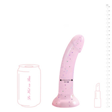 Charger l'image dans la galerie, Vous pouvez comparer votre gode Starlight rose pailleté avec la taille d'un rouge à lèvre ou d'une canette.