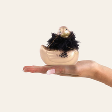 Charger l'image dans la galerie, Le plus élégant des canards vibrants, c'est lui : « I Rub My Duckie Paris » avec son boa de plumes et son strass swarovski sur le bec.