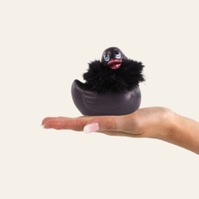 Charger l'image dans la galerie, Petit canard de massage vibrant, de couleur noir, avec fourrure et piercing, 1 vibration.