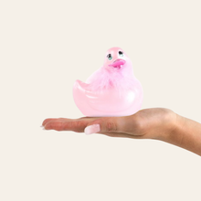 Charger l'image dans la galerie, Le petit canard rose de la collection Paris est disponible sur notre site internet d'objets érotiques pour adultes.