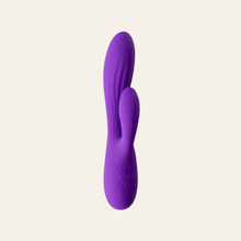 Charger l'image dans la galerie, Le vibromasseur rabbit en silicone violet dispose de plusieurs vitesses puissantes.