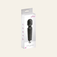 Charger l'image dans la galerie, Le Love Wand masseur pour tout le corps de la marque Yoba est envoyé dans une boite de la marque avec le sextoy et le câble de chargement fourni.