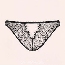 Charger l'image dans la galerie, Cette culotte de la collection Accroche Coeur est une pièce phare de la Maison Close pour vos ensembles de lingerie coquins.