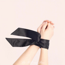 Charger l'image dans la galerie, Bandeau noué large de satin noir, bandeau élégant de mode, bandeaux pour femme et homme.