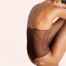 Charger l'image dans la galerie, Rehaussée de touches de couleur effet néon fluo inspiré des années 1980, elle se distingue par ses détails flashy interchangeables à volonté.