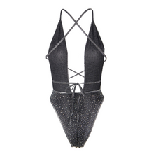 Charger l'image dans la galerie, Il s'attache à l'aide d'une sangles fine dans le dos pour un look totalement sexy et érotique.