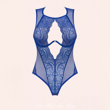 Charger l'image dans la galerie, Ce body chic bleu comporte des armatures sous la poitrine pour un ajustement et une mise en valeur de votre poitrine. Un body chic et transparent bleu pour la collection Giselia.