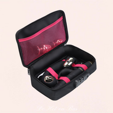 Charger l'image dans la galerie, Cette sacoche vous offre une grande capacité de rangement, pour stocker ou transporter tous vos jouets coquins. Elle est composée de plusieurs types d'attache, pour positionner votre sextoy à la place qui le conservera le mieux !