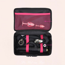 Charger l'image dans la galerie, D'un côté, une grande pochette dans laquelle vous pourrez ranger vos accessoires, petits jouets et produits d'entretien. De l'autre, de solides élastiques dans lesquels glisser vos sextoys pour leur garantir un bon maintien.