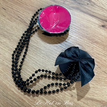 Charger l'image dans la galerie, Nipples perles et noeuds de la marque Paris Hollywood. Une paire de caches tétons élégants en tissu noir satiné, le tout relié par quatre rangs de perles.