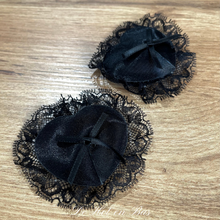 Charger l'image dans la galerie, Accessoires beauté sexy, bijou de seins nippies : couvre tétons Nipple cover forme coeur, façon dentelle noire.