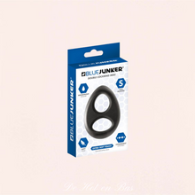 Charger l'image dans la galerie, Le double cockring en silicone est le meilleur allié de l’homme d’aujourd’hui dans sa quête de plaisir. Très extensible, la partie la plus large le place autour de la base des testicules, et la partie la plus étroite entoure la base du pénis en érection.