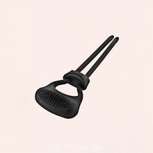 Charger l'image dans la galerie, Il s'adapte à tout les types de pénis car il est extensible grâce à sa composition en silicone. Cet anneau vibrant est doté d'une texture en relief qui viendra stimuler le clitoris de madame avec d'intenses vibrations et prolongera votre érection pour prolonger vos moments de jouissance.