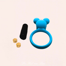 Charger l'image dans la galerie, Grâce aux petites oreilles du cockring de couleur bleu, elles permettrons une stimulation du clitoris.