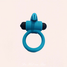Charger l'image dans la galerie, Le cockring bleu Rabbit de la marque Virgite est un stimulant clitoridien pour votre partenaire.