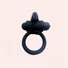 Charger l'image dans la galerie, L'anneau pénien vibrant rabbit de Virgite est lavable et réutilisable.