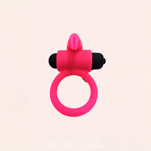 Charger l'image dans la galerie, Le Rabbit est un cockring vibrant composé d'un silicone extensible de haute qualité rose.