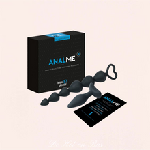 Charger l'image dans la galerie, Ce coffret pour jeux adultes Anal Me de la marque Tease and Please se comporte de deux jouets anaux en silicone noir sans danger pour le corps pour femme et homme.