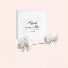 Charger l'image dans la galerie, Le coffret de mariage blanc est composé d'une jolie paire de menottes blanches satinées avec un large noeud à l'avant.