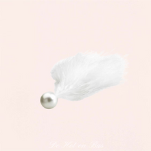 Charger l'image dans la galerie, Joli plumeau avec boule imitation perle d'eau douce blanche disponible dans le coffret de mariage Happily Ever After.