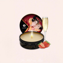 Charger l'image dans la galerie, Une bougie Shunga romance parfum vin pétillant à la fraise. Allumez-la, puis profiter de l'huile de massage pour des massages enivrants.