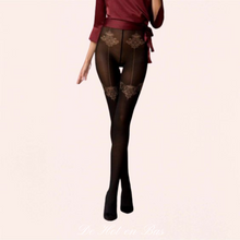 Charger l'image dans la galerie, Des modèles raffinés et tendance avec des motifs originaux, mais également des collants fantaisie ou classiques pour habiller vos jambes au quotidien.