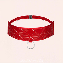 Charger l'image dans la galerie, Vente de collier dans ce coffret Hunteria en tissu brillant rouge de la marque Obsessive.