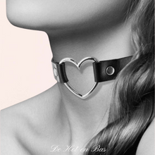 Charger l'image dans la galerie, Collier chocker avec un cœur métallique au centre pour un style chic.