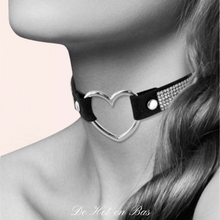 Charger l'image dans la galerie, Collier tour de cou avec un cœur et des strass pour une tenue irrésistible de la marque Bijoux pour toi.