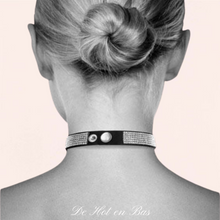 Charger l'image dans la galerie, Le collier noir Cœur strass est réglable avec plusieurs petits boutons de pression à l'arrière.