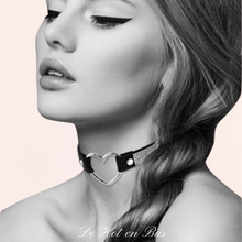 Charger l'image dans la galerie, Le collier chocker cœur strass est confortable à porter grâce à sa matière douce.