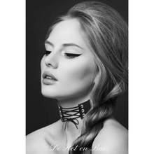 Charger l'image dans la galerie, Collier chocker de couleur noir avec lacet pour un style fétichiste chic.