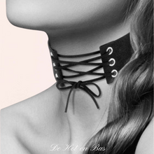 Charger l'image dans la galerie, Vos questions sur les ras du cou ... Comment porter un collier ras du cou ? Quand on parle de collier ras du cou.