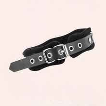 Charger l'image dans la galerie, Une finition vernis noir ainsi que des clous avec strass et en intérieur une doublure style feutre pour le confort.