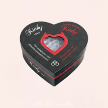 Charger l'image dans la galerie, Avec ce corps à cœur Kinky, partez à la découverte de nouvelles sensations qui apporteront un nouveau souffle à votre vie intime. Avec sa belle boîte de rangement en forme de cœur rouge et noir, vous ne pouvez pas vous tromper : ce jeu est fait pour pimenter votre vie amoureuse.
