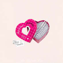 Charger l'image dans la galerie, Les missions écrites sur les papiers blancs sont pour lui et celles écrites sur les papiers roses sont pour elle. Les papiers jaunes contiennent les missions qui demandent une certaine forme de préparation. Ces missions peuvent être effectuées quelques jours plus tard.