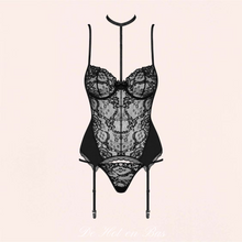 Charger l'image dans la galerie, Vente ensemble de lingerie corset et string en dentelle noire assortie.