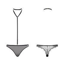 Charger l'image dans la galerie, Le string brésilien de Maison Close joue avec la transparence. Un tulle à la fois précieux et léger habille l’avant de ce sous-vêtement quand une dentelle romantique aux détails graphiques compose son dos.