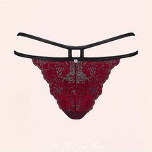 Charger l'image dans la galerie, Une culotte en dentelle bordeaux et des lanières coquines de couleur noires pour un look très érotique.