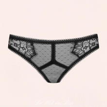 Charger l'image dans la galerie, Pour plus de sexy, portez la culotte Inspiration Divine seule, ou combinez la avec le soutien-gorge balconnet de la même ligne.