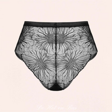 Charger l'image dans la galerie, La dentelle utilisée pour cette culotte est douce, élastique et transparente.
