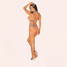 Charger l'image dans la galerie, Une culotte string ouverte avec tissu élastique à motif léopard et bretelles réglables.