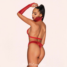 Charger l'image dans la galerie, Le déguisement comporte 4 pièces : une paire de mitaine, un tour de cou, un soutien-gorge et un string avec un laçage à l'arrière.