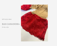 Charger l'image dans la galerie, Bas nude / chair avec insert en dentelle rouge de la marque Obsessive pour femme.