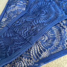 Charger l'image dans la galerie, Les détails de la culotte légèrement taille haute au niveau des hanche est fabriqué à partir de dentelle élastique pour un confort optimal pendant toute votre journée.