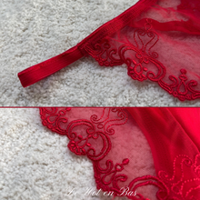 Charger l'image dans la galerie, La culotte de cet ensemble de lingerie en dentelle transparente rouge à motif baroque est parfaite pour mettre vos hanches en valeurs.